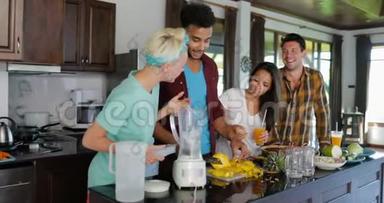 年轻人切菠萝，女人把它放在搅拌机里，<strong>大家一起</strong>交谈，准备健康的冰沙，两对夫妻